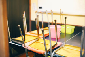 教員は帰りの掃除を手伝うべきか